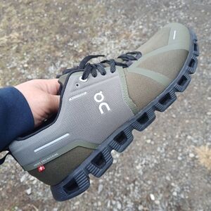 On Cloud 5 Waterproof Lifestyle/Athletic Medical Field Shoes Size 9.5 for Women